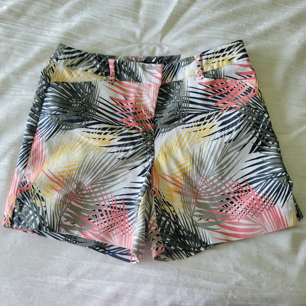 White House Black Market 5" short size 2